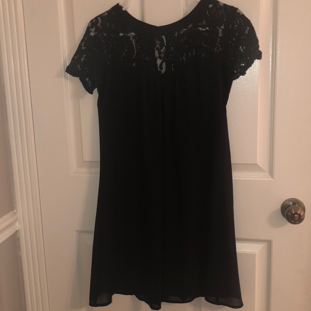 Back dress with lace.